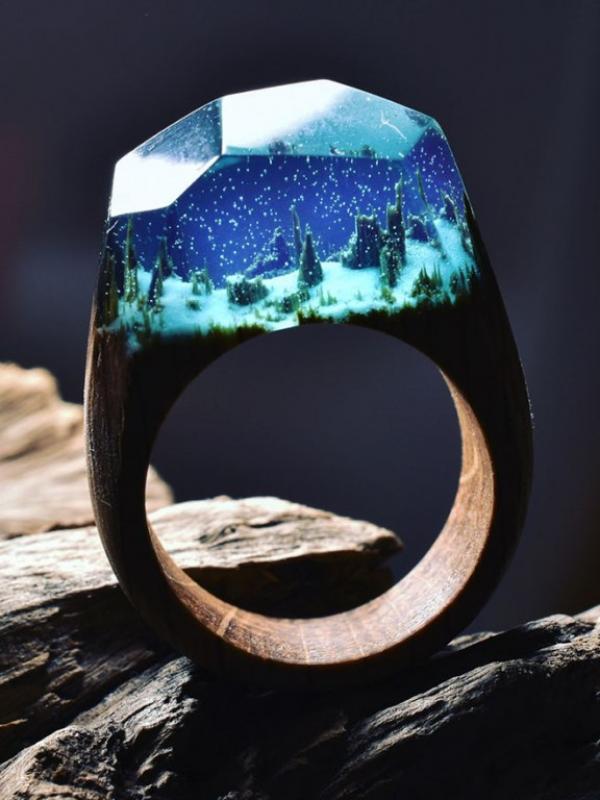 Cincin kayu yang terselip dunia tersembunyi. (via: boredpanda.com)