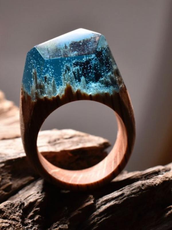 Cincin kayu yang terselip dunia tersembunyi. (via: boredpanda.com)