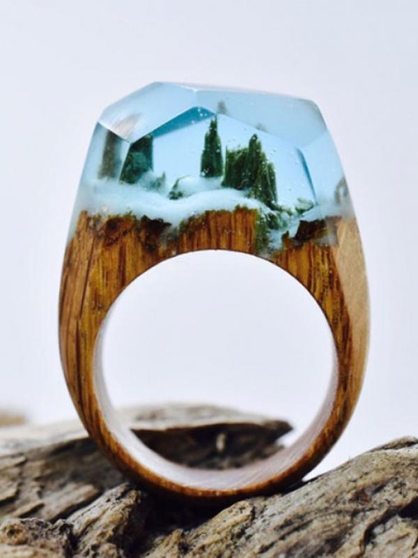 Cincin kayu yang terselip dunia tersembunyi. (via: boredpanda.com)