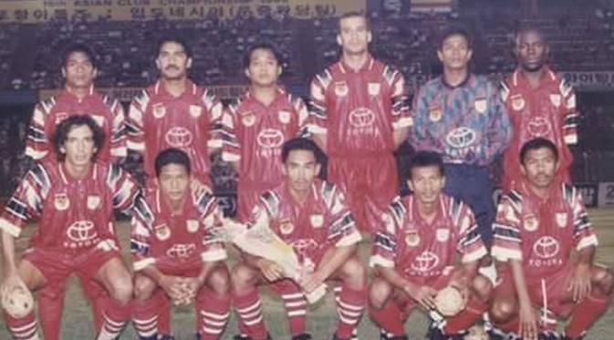 Ali Baba (kiri atas), salah satu pemain andalan PSM di awal era Liga Indonesia. (Istimewa)