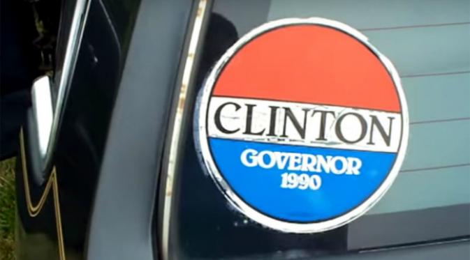 Mobil yang pernah dimiliki Hillary Clinton ini bertaburan kenang-kenangan dari masa sebelum Gedung Putih. (Sumber autoblog.com)