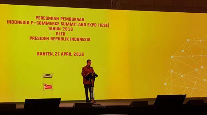 Presiden Joko Widodo saat membuka acara Indonesia E-commerce Summit and Expo (IESE) 2016 di ICE BSD City, Tangerang, Rabu (27/4/2016). (Liputan6.com/Dewi Widya Ningrum)