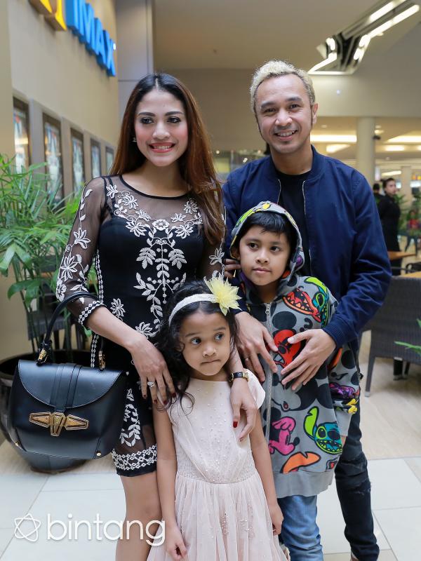 Giring Nidji beserta keluarganya. (Adrian Putra/Bintang.com)
