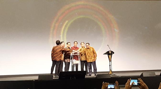 (tiga di tengah) Presiden Joko Widodo, Menkominfo, Rudiantara, dan Ketua Indonesian E-Commerce Association, Daniel Tumiwa meresmikan Indonesia E-commerce Summit & Expo (IESE) 2016 di ICE BSD City, Rabu (27/4/2016). (Liputan6.com/Dewi Widya Ningrum)