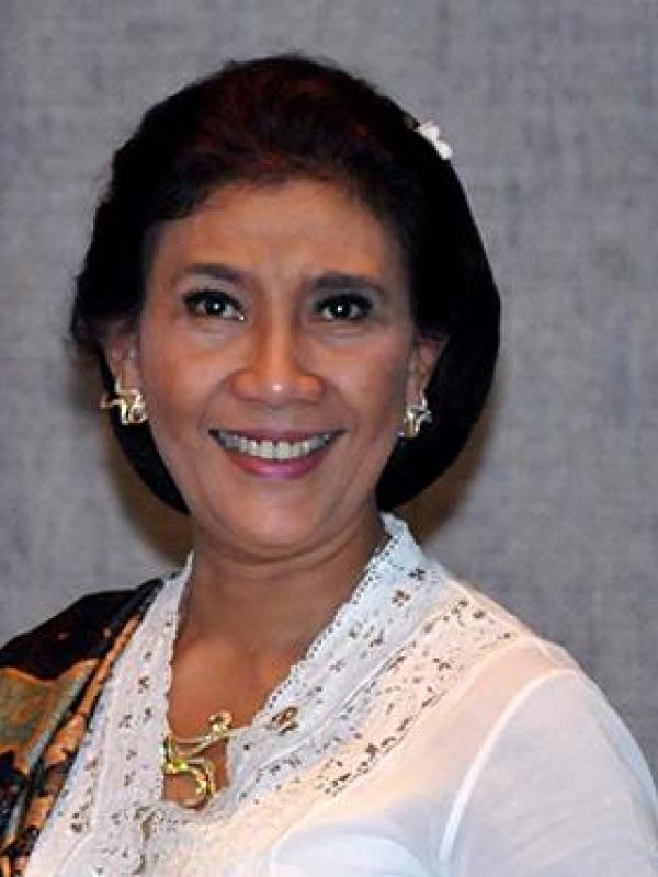 Susi Pudjiastuti adalah pengusaha yang didaulat Jokowi menjadi Menteri Kelautan dan Perikanan dalam Kabinet Kerja 2014-2019