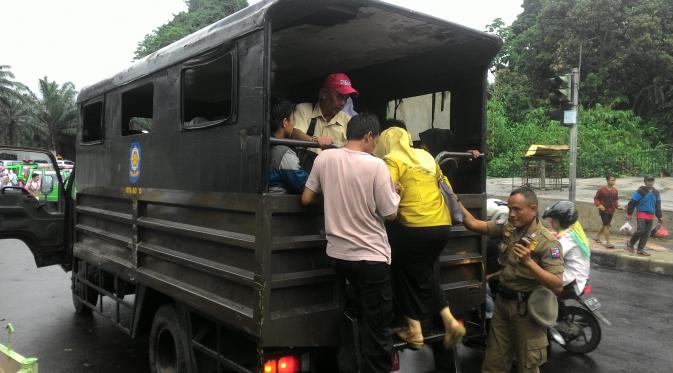 Akibat aksi mogok ratusan sopir angkot, para penumpang terlantar. Para sopir angkot di Bogor menutut Sistem Satu Arah di Kebun Raya dicabut. (Liputan6.com/Achmd Sudarno)