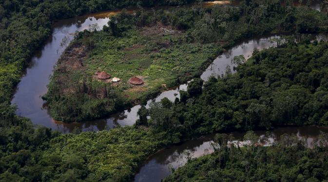 Perkampungan milik suku Yanomami indian di jantung Hutan Amazon, Roraima, Brasil, pada 18 April 2016. Akibat banyaknya penambang liar membuat hutan amazon tak cantik lagi. ( REUTERS / Bruno Kelly) 