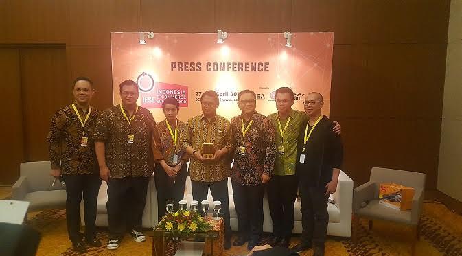 Yansen Kamto, CEO Kibar Kreasi Indonesia (Kanan) bersama Kemkomifo Rudiantara (Tengah) & pelaku e-Commerce. Liputan6.com/Dewi Widya Ningrum