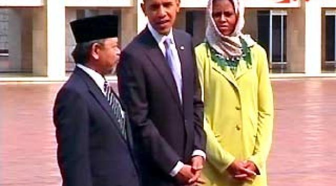 Obama dan istri saat berkunjung ke Masjid Istiqlal. (SCTV)