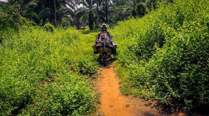 Nggak usah lewat situ. Cari jalan lain. (Via: worldvespa.net)