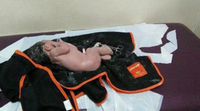 Sebelum si burung besi itu mendarat di Yangon, Myanmar, seorang ibu hamil yang menjadi salah satu penumpangnya melahirkan bayi laki-laki. (News.com.au)