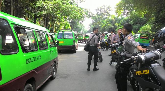 Ratusan sopir angkot di Kota Bogor menggelar aksi mogok. Mereka menuntut pengembalian rute angkot seperti semula (Liputan6.com/Achmad Sudarno)
