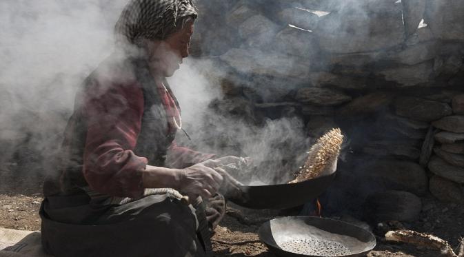 Memasak di 'atap dunia'. (Car Vinton)