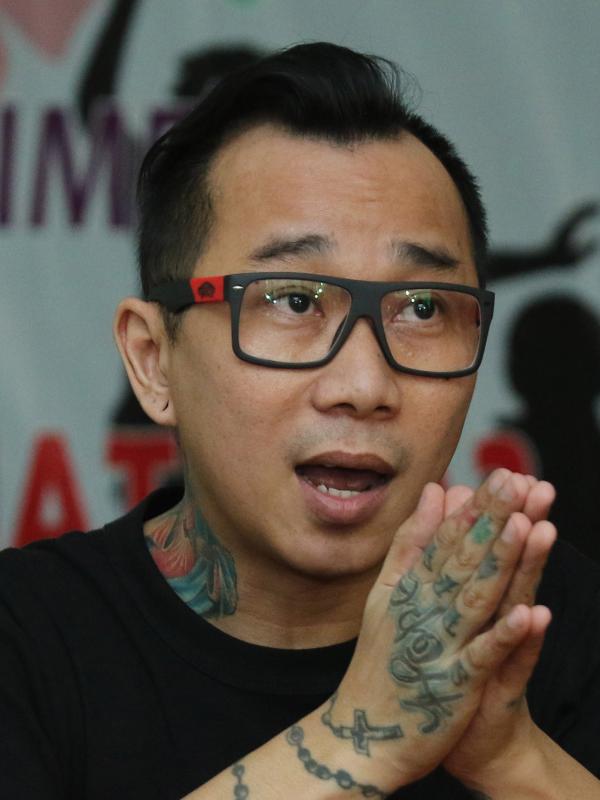 Kiki Mirano, suami dari Sheila Marcia, memenuhi panggilan Komnas Perlindungan Anak di Jakarta, Kamis (28/4).   (Liputan6.com/Herman Zakharia)