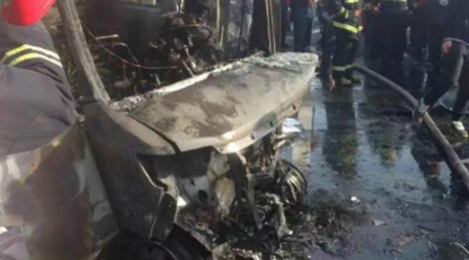 Seorang suami mengorbankan nyawanya demi menyelamatkan istrinya dari kebakaran mobil. (Sumber Shanghaiist.com)