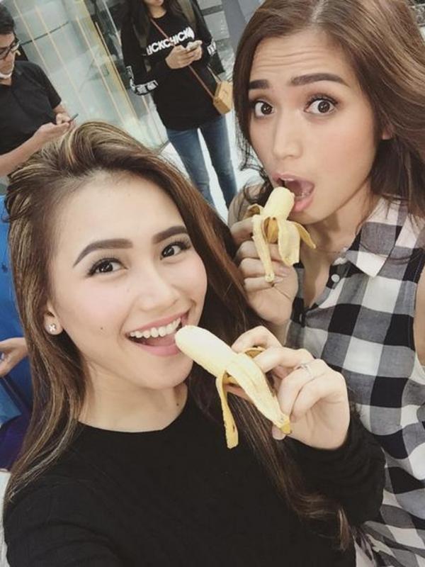 Gaya Ayu Ting Ting dan Jessica Iskandar makan pisang. (Instagram @ayutingting92)