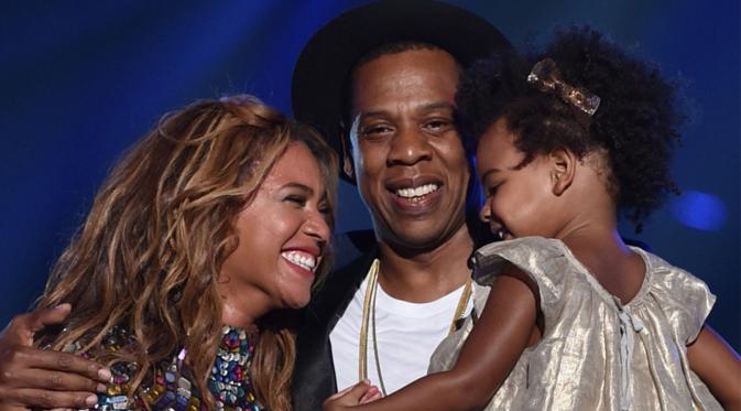 Beyonce dan Jay Z bersama putri semata wayang, Blue Ivy (InTouchWeekly)