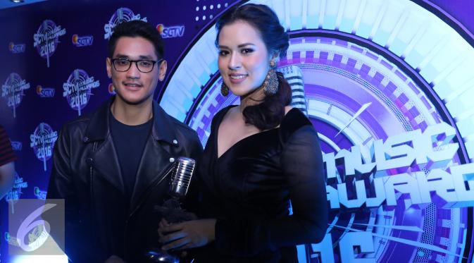 Afgan dan Raisa usai menerima penghargaan untuk kategori Kolaborasi Paling Ngetop di acara SCTV Music Award, Jakarta, Kamis (28/4/2016). (Liputan6.com/Herman Zakharia) 