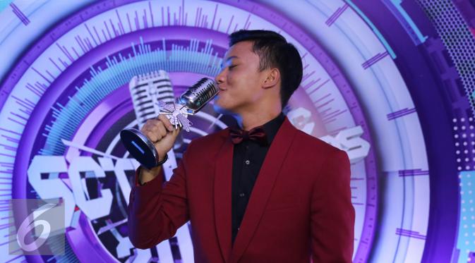 Rizky Febian  usai menerima penghargaan untuk kategori Pendatang Baru Paling Ngetop di acara SCTV Music Award, Jakarta, Kamis (28/4/2016). (Liputan6.com/Herman Zakharia) 