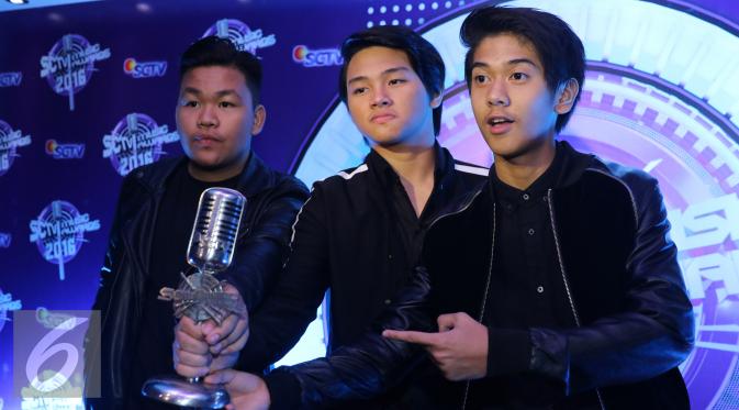 Boyband CJR berpose usai mendapatkan penghargaan Boy/Girlband Paling Ngetop dalam ajang SCTV Awards 2016 di Studio Emtek City, Jakarta, Kamis (28/04/2016). (Liputan6.com/Herman Zakharia)