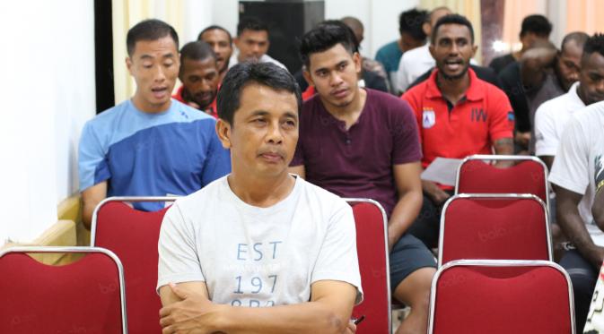 Walau beragama Islam, Jafri Sastra menyempatkan hadir dalam acara kebaktian jelang laga yang dilakoni anggota tim Persipura. (Bola.com/Nicklas Hanoatubun)