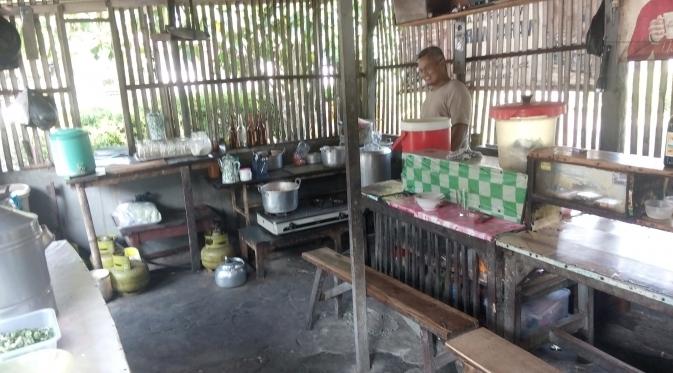 Warung sederhana soto Sriyono juga menjual gulai dan nasi sayur. (Liputan6.com/Fathi Mahmud)