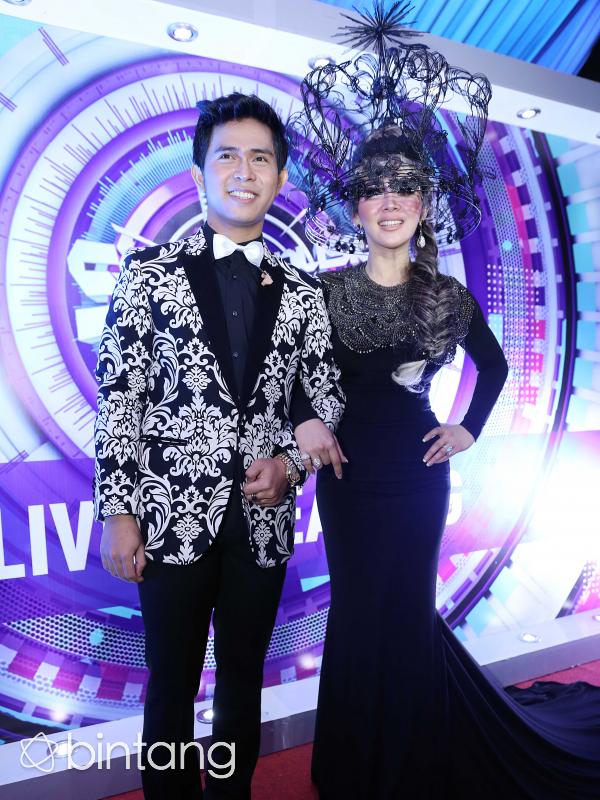 Cakra Khan dan Syahrini di SCTV Music Awards 2016. (Nurwahyunan/Bintang.com)