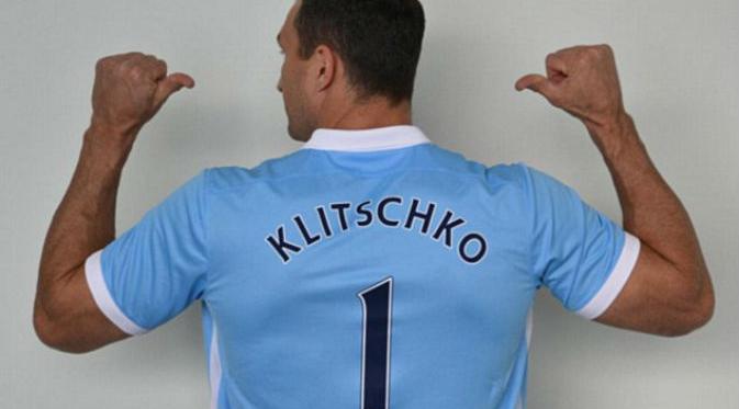 Petinju asal Ukraina, Wladimir Klitschko, mengenakan kostum Manchester City (Instagram)