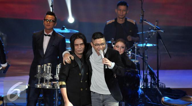 Pasha Ungu memberi kejutan di ajang SCTV Music Awards 2016, Jumat (28/4/2016) malam. [Foto: Johan Tallo/]