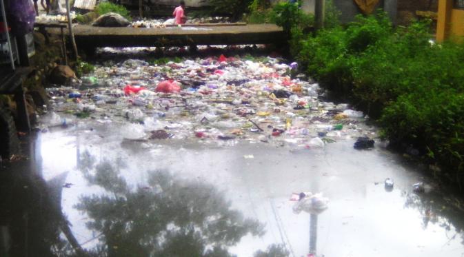 Tumpukan sampah menutupi saluran irigasi di Jalan Poros Panciro, Kabupaten Gowa, Sulawesi Selatan. (Liputan6.com/Eka Hakim)