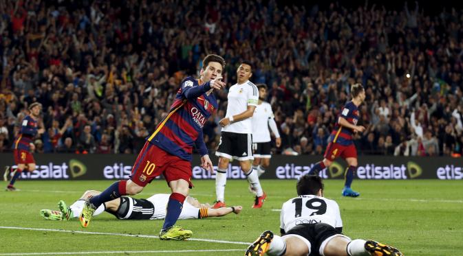 Bomber Barcelona, Lionel Messi (kiri) usai mencetak gol ke gawang Valencia, di Estadio Camp Nou (17/4/2016). Messi bermodal memori indah kala membela timnya bersua Real Betis, dini hari nanti WIB.  (Reuters/Albert Gea)