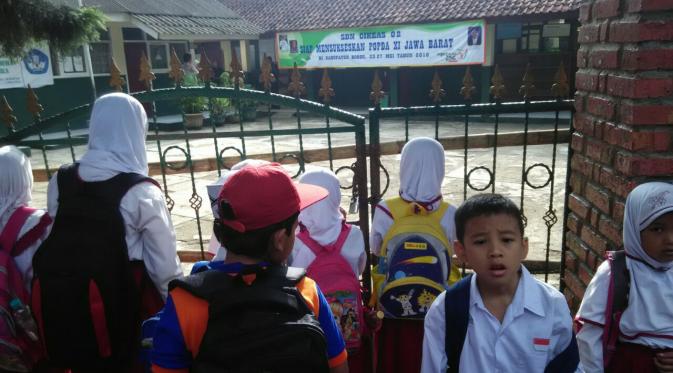 Ratusan siswa SDN Cikeas 02, Desa Cadas Ngampar, Kecamatan Sukaraja, Kabupaten Bogor nyaris batal belajar karena ada pihak yang mengklaim sebagai ahli waris di tanah sekolah tersebut (Liputan6.com/Achmad Sudarno)