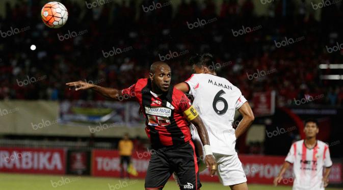 Kapten Persipura, Boaz Solossa, duel udara dengan bek Persija, Maman Abdurrahman, pada laga Torabika Soccer Championship 2016 di Stadion Mandala, Jayapura, Jumat (29/4/2016). (Bola.com/Nicklas Hanoatubun)