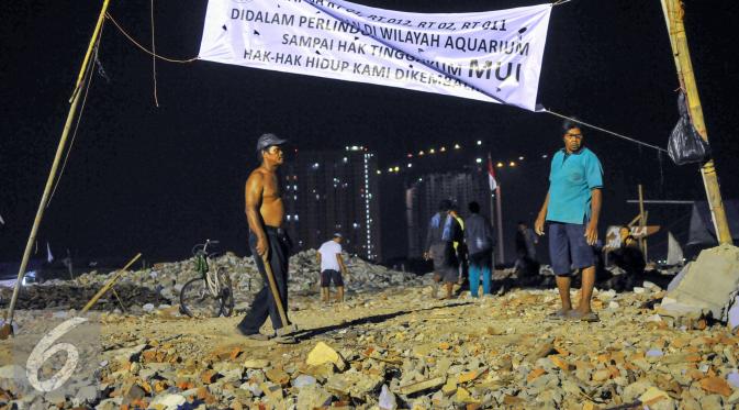 Sebuah spanduk menuntut hak kepada Pemprov DKI Jakarta terpasang di kawasan gusuran Pasar Ikan, Jakarta, Jumat (29/4/2016). Alasan warga menolak ke rusun karena lokasi rusun jauh dari lokasi untuk melaut. (Liputan6.com/Yoppy Renato)