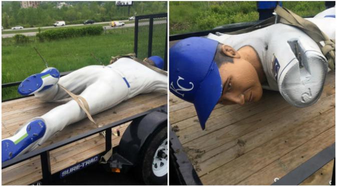 Sebuah patung setinggi 4 meter berbentuk pemain bisbol dicuri seseorang dari papan iklan (billboard) pinggir jalan.(Sumber KSHB.com)