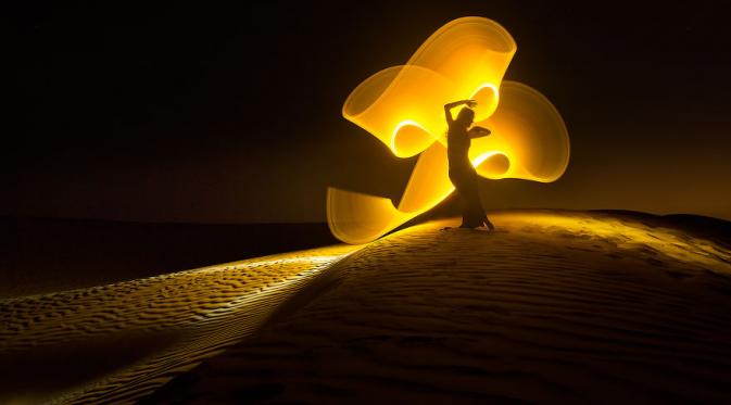 'Lukisan cahaya' berpadu selaras dengan panorama alam memesona. (Eric Paré/Bored Panda)