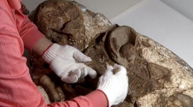 Fosil ibu dan anak berusia 4.800 tahun ditemukan dengan pose berpelukan. (Reuters)