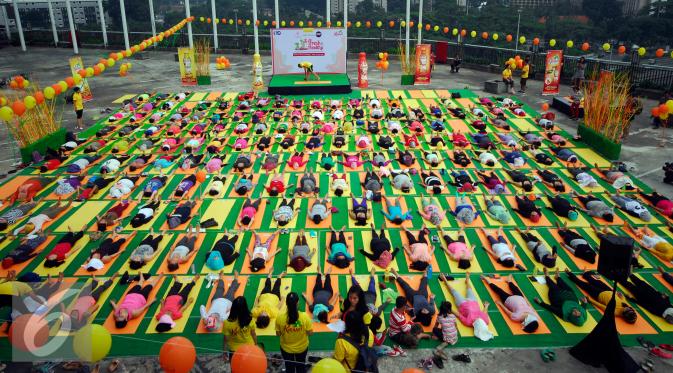 Peserta saat mengikuti gerakan instruktur pada Yoga in the Air di rooftop Plaza Semanggi, Jakarta, Sabtu (30/4). Kegiatan ini dilakukan bertujuan mengajak wanita Indonesia untuk memilih cara yang sehat saat datang bulan. (Liputan6.com/Johan Tallo)