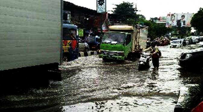 Jalan protokol di Kota Serang, Banten, tergenang banjir hingga ketinggian setengah meter. (Liputan6.com/Yandhi Deslatama)