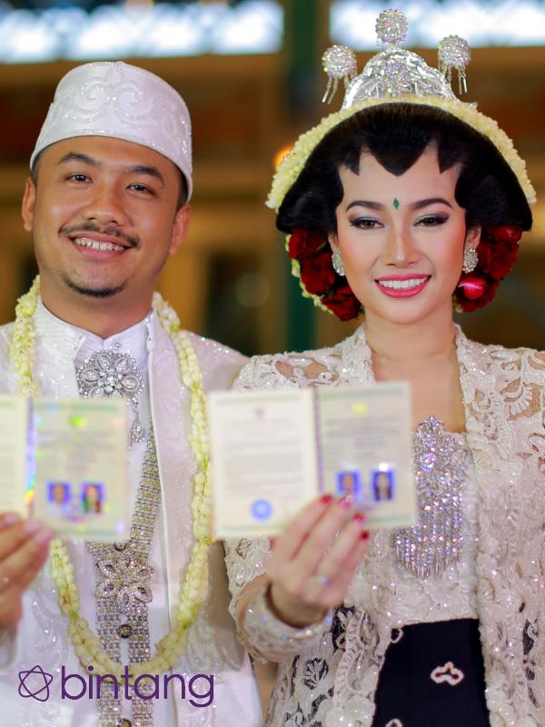 Ratu Felisha dan Arie Pujianto memamerkan buku nikah setelah  prosesi akad nikah dinyatakan sah. (Adrian Putra/Bintang.com)