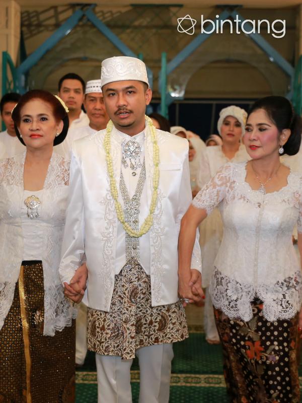 Rombongan pengantin pria; Ari Pujianto tiba di lokasi pernikahan masjid Pondok Indah, Jakarta Selatan. (Adrian Putra/Bintang.com)