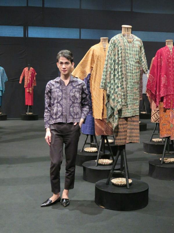Oscar Lawalata ungkapkan cinta yang tulus terhadap keragaman budaya Indonesia, melalui 150 koleksi busana kain Nusantara.