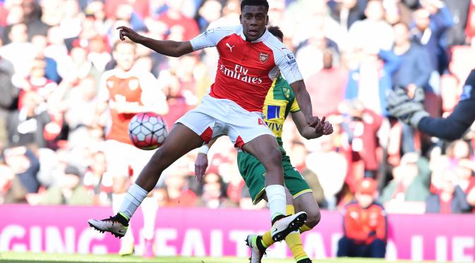 Alex Iwobi, penyerang Arsenal, sedang berupaya mengontrol bola saat sedang melawan Norwich City di Emirates Stadium, Sabtu (30/4/2016). (BEN STANSALL / AFP)