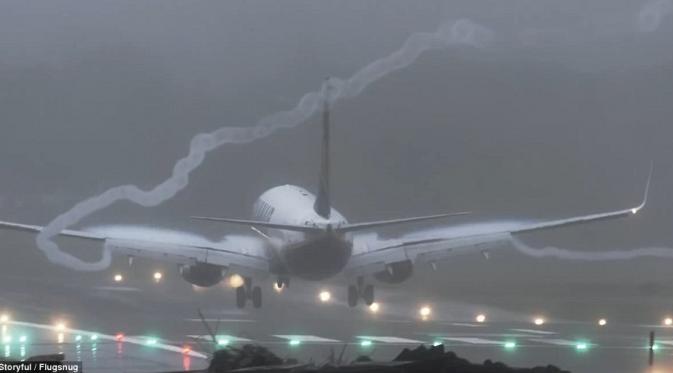 Moment Emirates mengalami 'asap putih' saat mendarat (Dailymail.com)