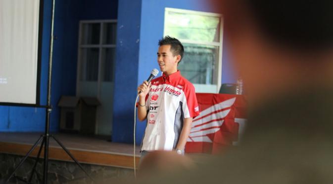 Pebalap Astra Honda Racing Team, Gerry Salim, saat menceritakan pengalamannya kepada para siswa SMK Nasional Malang. (Honda)