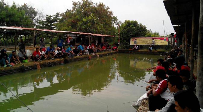 Buruh di Cirebon merayakan May Day dengan mengikuti lomba memancing ikan. (Liputan6.com/Panji Prayitno)