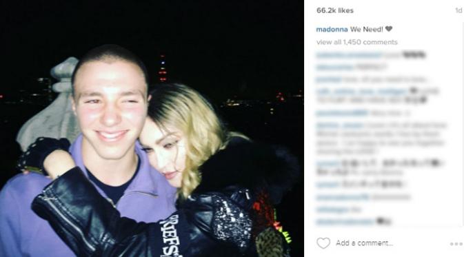 Madonna tepis berita miring dengan mengunggah foto kebersamaannya dengan sang anak, Rocco Ritchie. (Instagram)