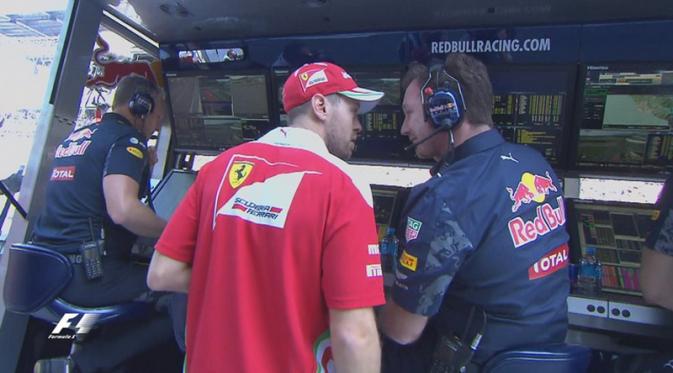 Pebalap Ferrari, Sebastian Vettel, melakukan protes kepada Team Principal Red Bull Racing, Christian Horner, akibat dua kali ditabrak Daniil Kvyat di lap pertama F1 GP Rusia. (Bola.com/Twitter/F1)