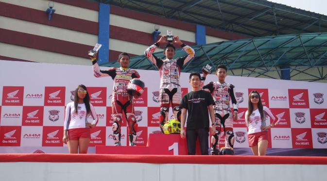 Saat penyerahan trofi juara pada ajang balap Honda Dream Cuo 2016 Seri Malang, Minggu (1/5/2016). (Bola.com / Muhammad Wirawan Kusuma)