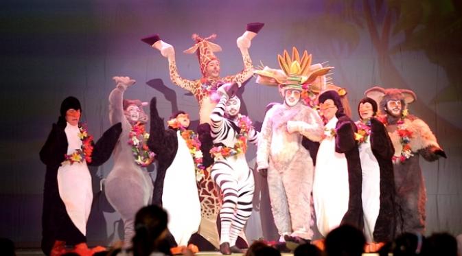 Madagascar Live! dipentaskan oleh tim kreatif dari DreamWorks Theatricals.